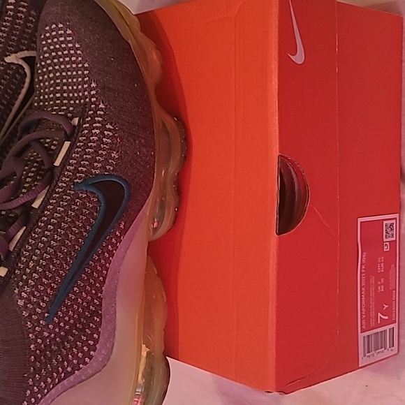 Sneakers - Picture 2 of 5